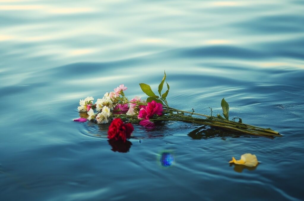 Gelassenes Begräbnis auf See: Natürliche Schönheit der auf dem Wasser schwimmenden Blumen für einen friedlichen Abschied